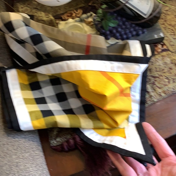 SOLD⛔️Authentic BURBERRY 100% Cotton vintage checkers triangle scarf - Picture 10 of 14